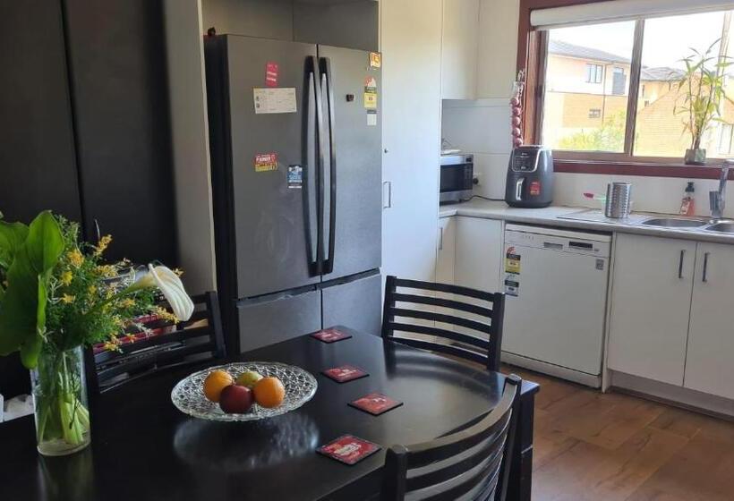 بنسيون Clayton Living Town House At Monash Doorstep