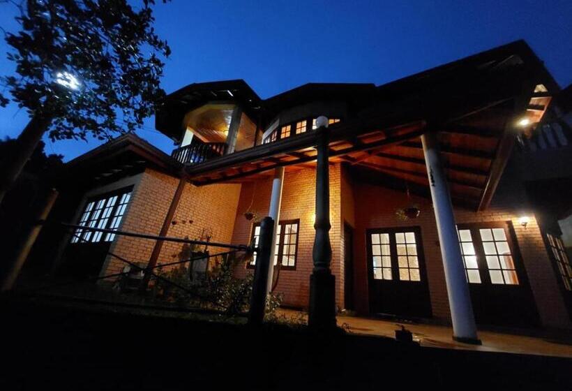 פנסיון Mystique Hideout