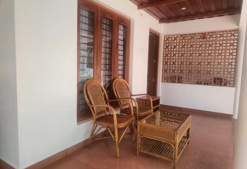 منتجع The Royal Island