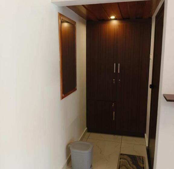 منتجع The Royal Island