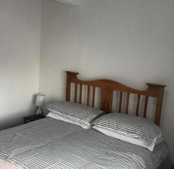 호스텔 The New Juniper Berry Pub & Guest Rooms