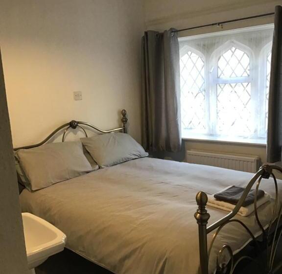 호스텔 The New Juniper Berry Pub & Guest Rooms