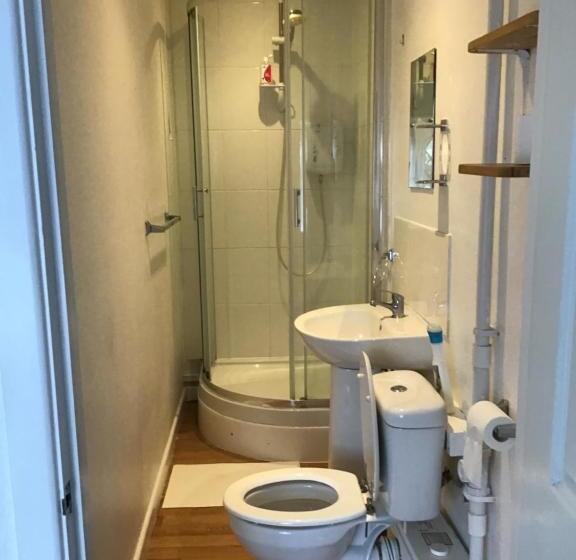 호스텔 The New Juniper Berry Pub & Guest Rooms