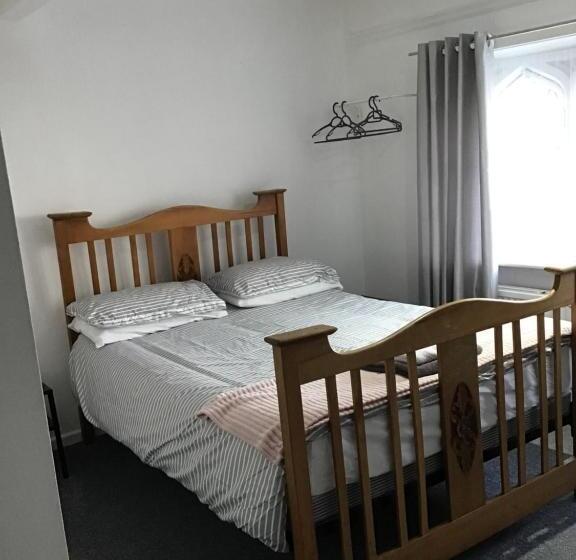 호스텔 The New Juniper Berry Pub & Guest Rooms