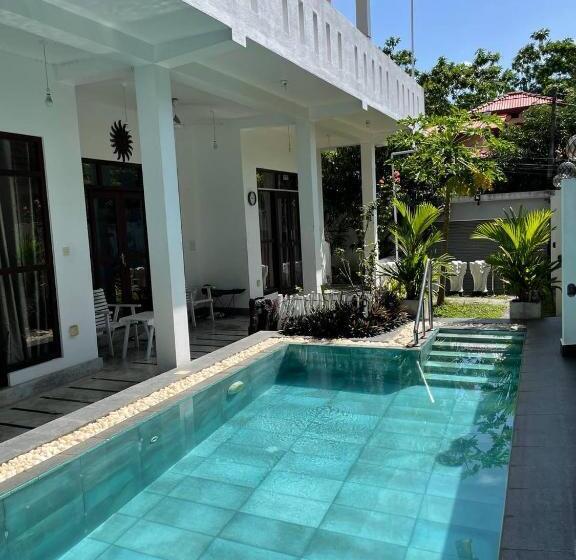 Отель Chillax Villa