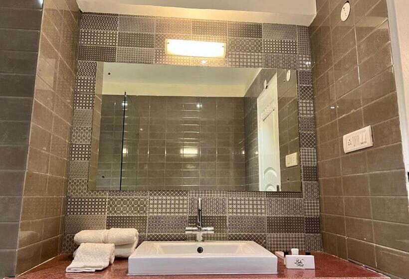 호텔 Himalayas By The Lake Hill Mukteshwar