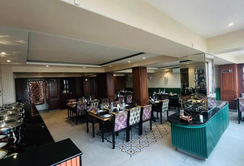 בית מלון כפרי Lake View Kashmir