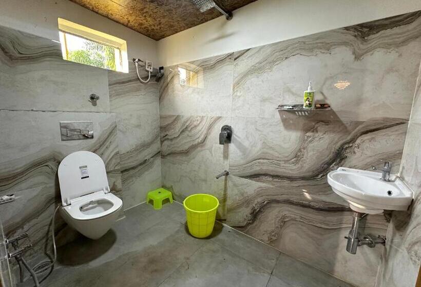 Отель Nasheman &