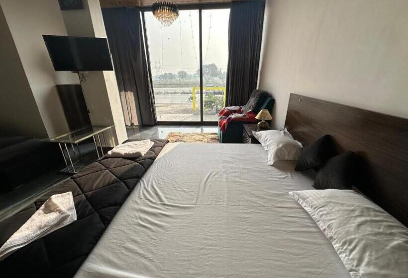 Отель Nasheman &