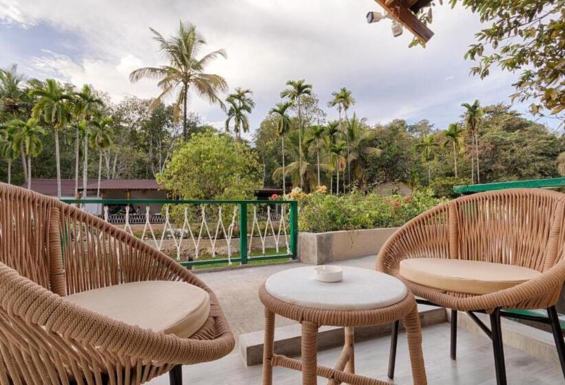 בית מלון כפרי Stone Wood Jungle Resort, Dandeli