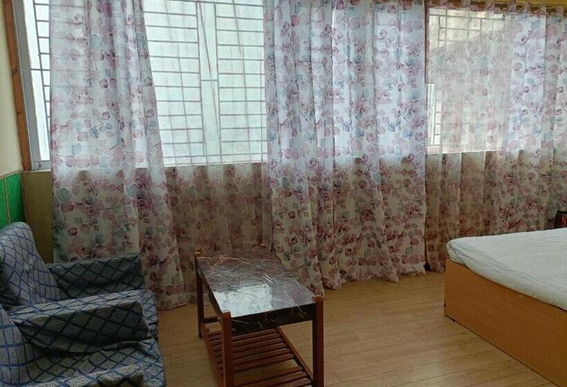 בית מלון כפרי The Lhonark Leisure