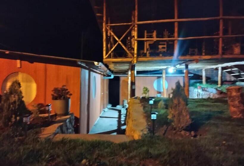 هتل The Wooden House