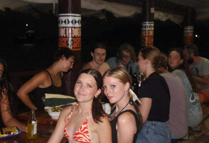 Mana Backpackers And Dive Resort