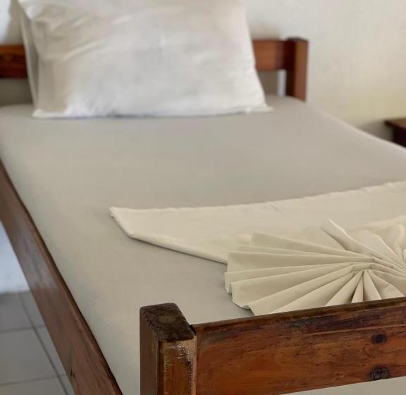 Mana Backpackers And Dive Resort