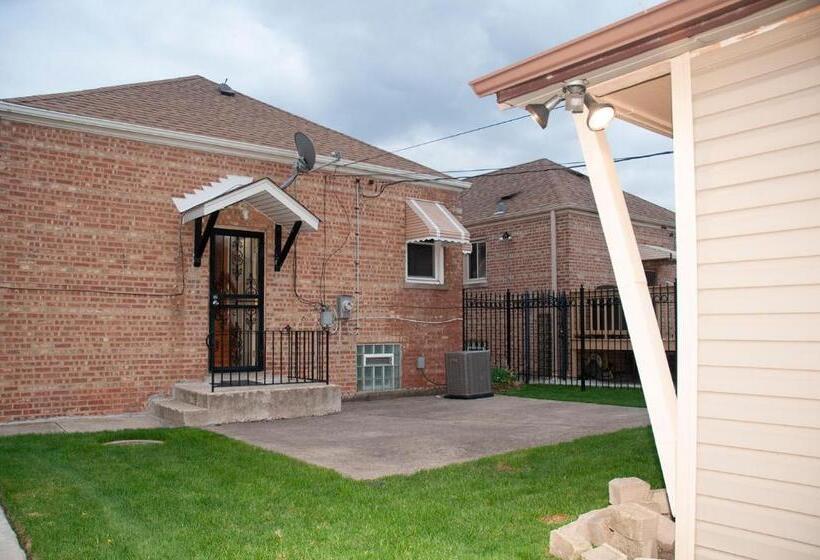 پانسیون 3 Bedroom, 2 Bathroom, Full Finished Basement Bungalow, Near Oaklawn