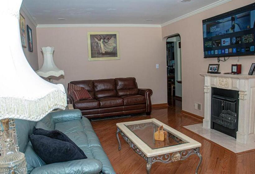 پانسیون 3 Bedroom, 2 Bathroom, Full Finished Basement Bungalow, Near Oaklawn