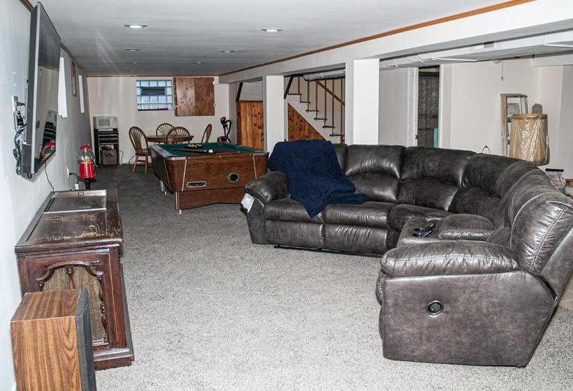 پانسیون 3 Bedroom, 2 Bathroom, Full Finished Basement Bungalow, Near Oaklawn