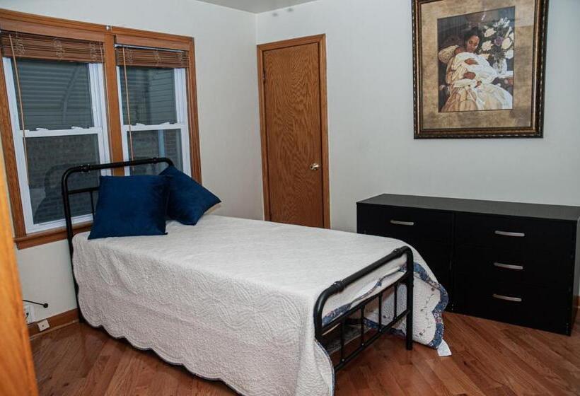 پانسیون 3 Bedroom, 2 Bathroom, Full Finished Basement Bungalow, Near Oaklawn