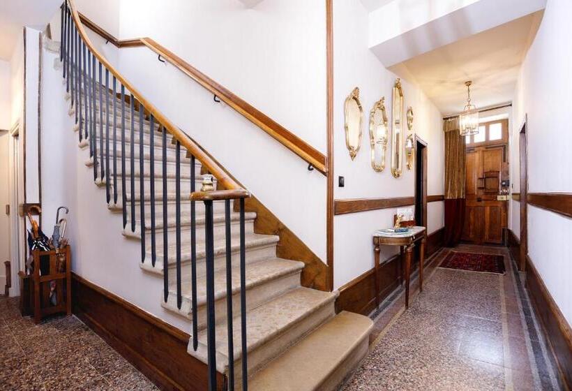 Пансион Madame M S Maison Des Mots