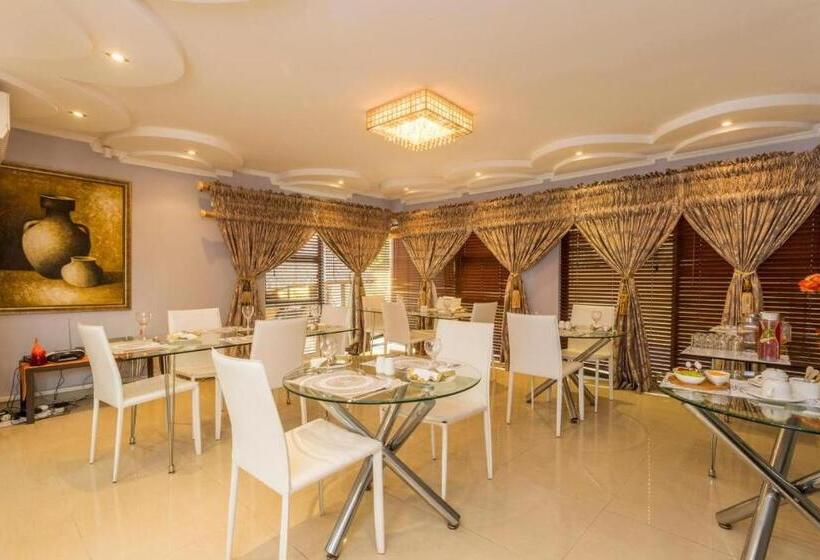 פנסיון Room In Guest Room   Ezulwini Guest House   Queen Room With Balcony For 2 Guests In Ballito