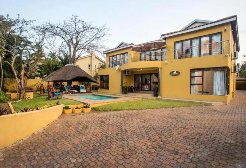 פנסיון Room In Guest Room   Ezulwini Guest House   Queen Room With Balcony For 2 Guests In Ballito