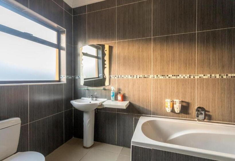 פנסיון Room In Guest Room   Ezulwini Guest House   Queen Room With Balcony For 2 Guests In Ballito