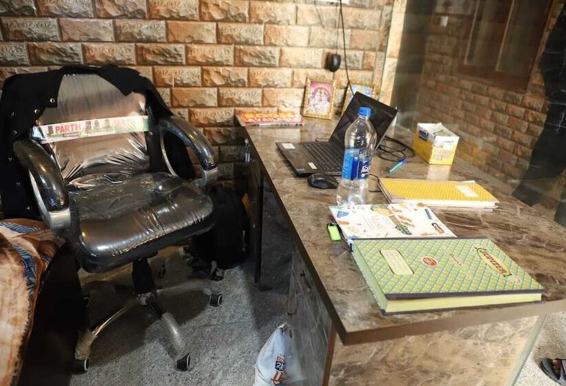 Пансион Shri Laddu Gopal Guest House