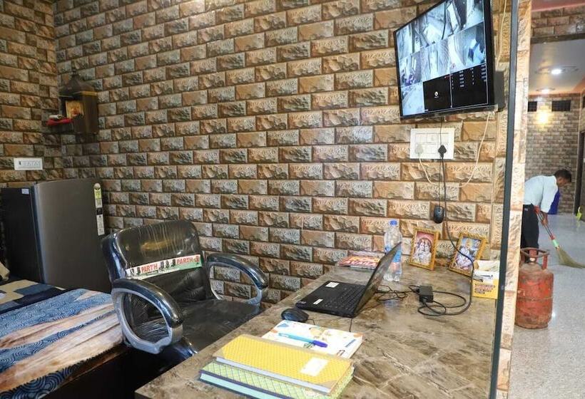 Пансион Shri Laddu Gopal Guest House