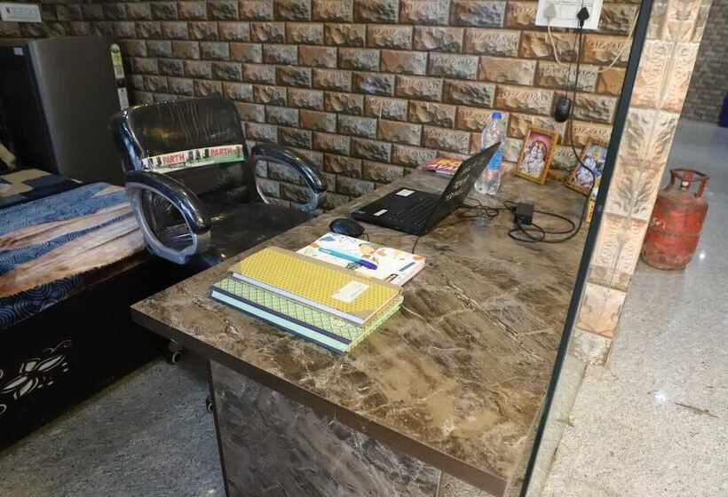 Пансион Shri Laddu Gopal Guest House