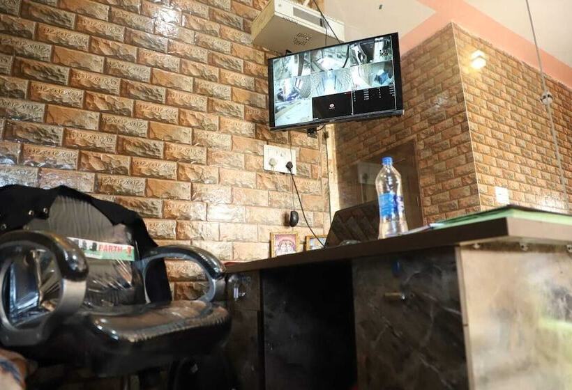 Пансион Shri Laddu Gopal Guest House