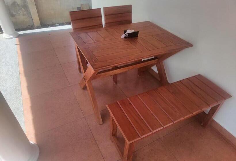 منتجع The Royal Island