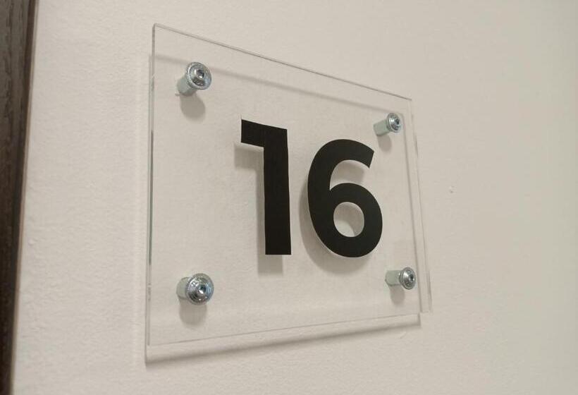 הוסטל Apartments Bis House