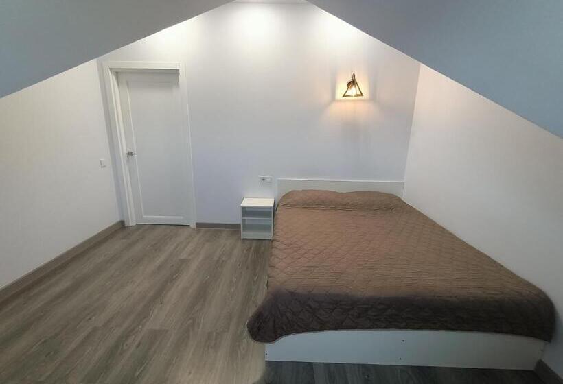 הוסטל Apartments Bis House