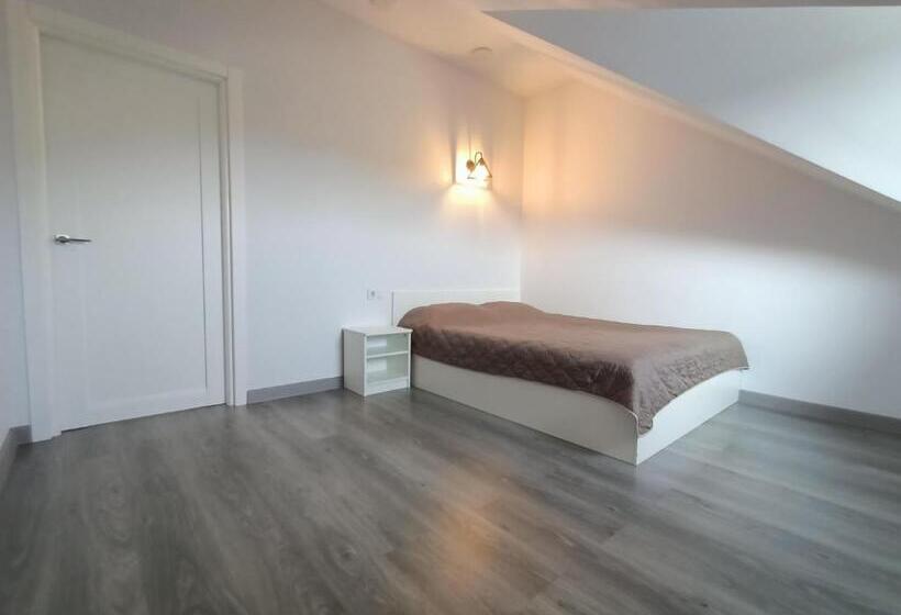 הוסטל Apartments Bis House