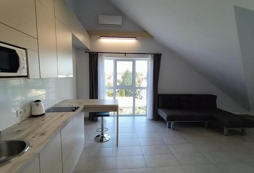 הוסטל Apartments Bis House