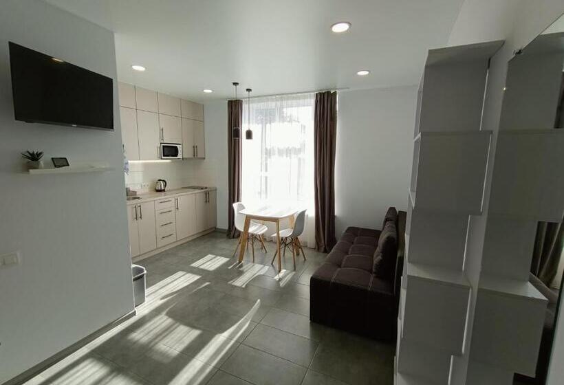 הוסטל Apartments Bis House