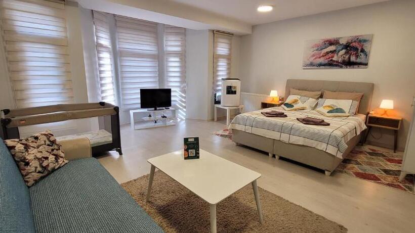 فندق صغير Rooms In The Heart Of Sisli   1 Min To Metro   Shared Bathroom And Kitchen