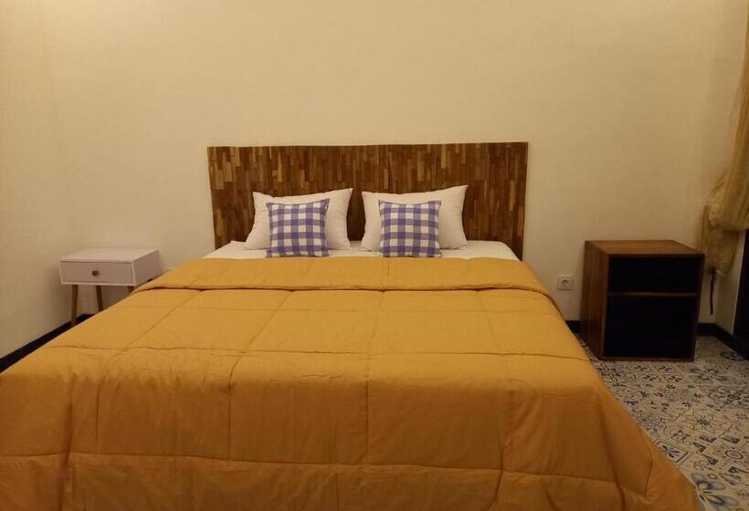 Общежитие Rumah Wj Rooms And Suites