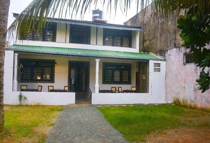 Bed and Breakfast The Beach House Hikkaduwa