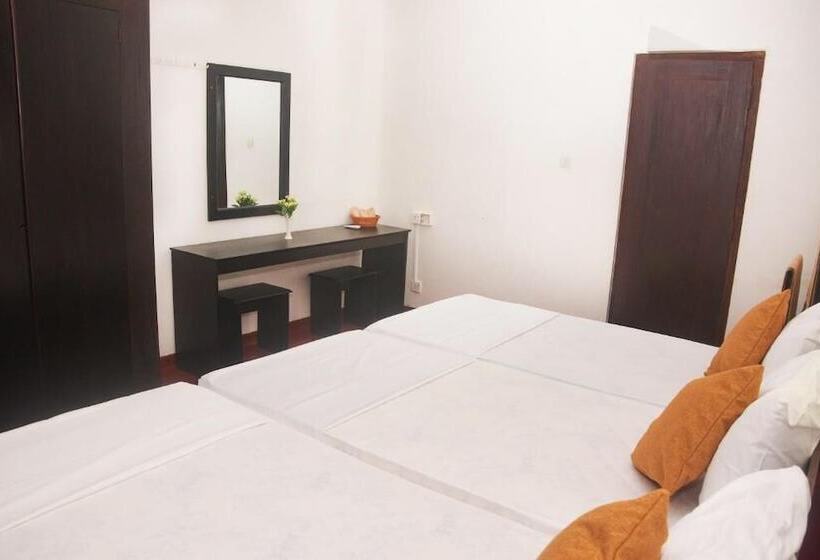 Bed and Breakfast The Beach House Hikkaduwa