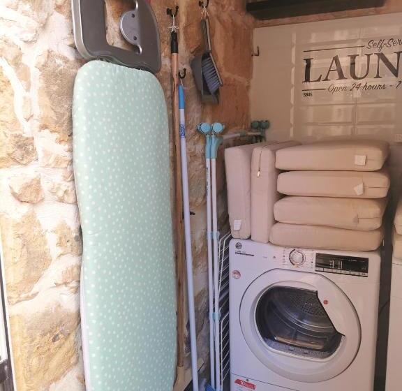 2 Large Ensuite Bedrooms In Boutique Style Farmhouse B&b With Pool