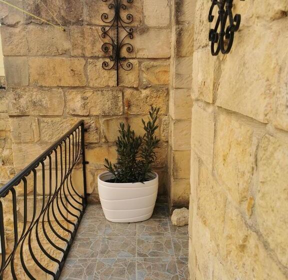 2 Large Ensuite Bedrooms In Boutique Style Farmhouse B&b With Pool