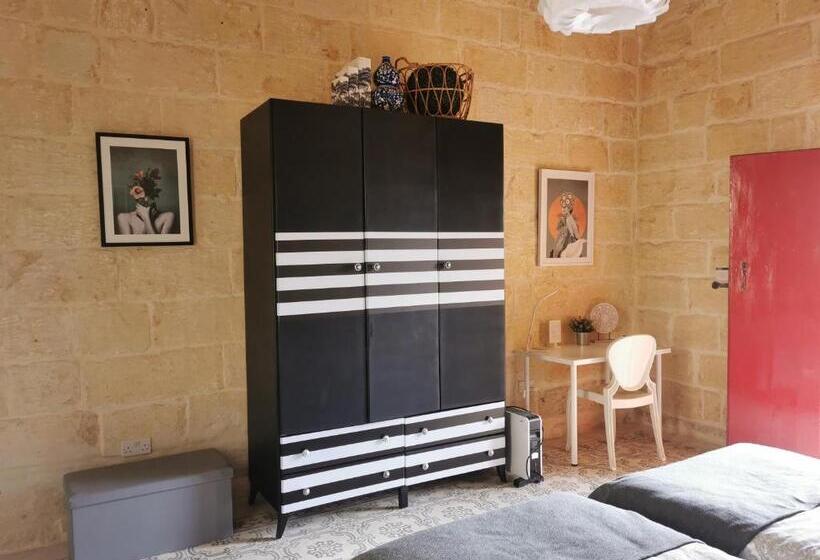 2 Large Ensuite Bedrooms In Boutique Style Farmhouse B&b With Pool