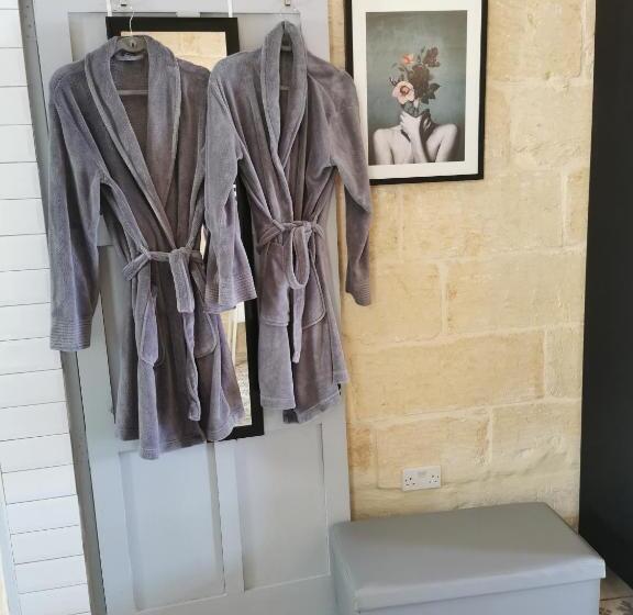 2 Large Ensuite Bedrooms In Boutique Style Farmhouse B&b With Pool