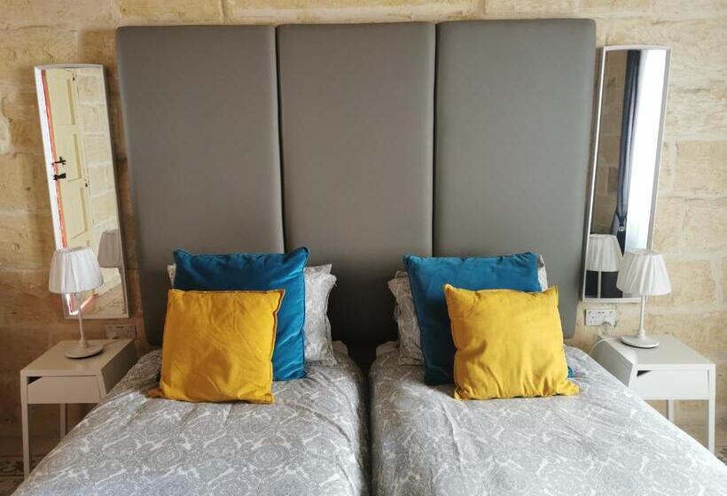 2 Large Ensuite Bedrooms In Boutique Style Farmhouse B&b With Pool