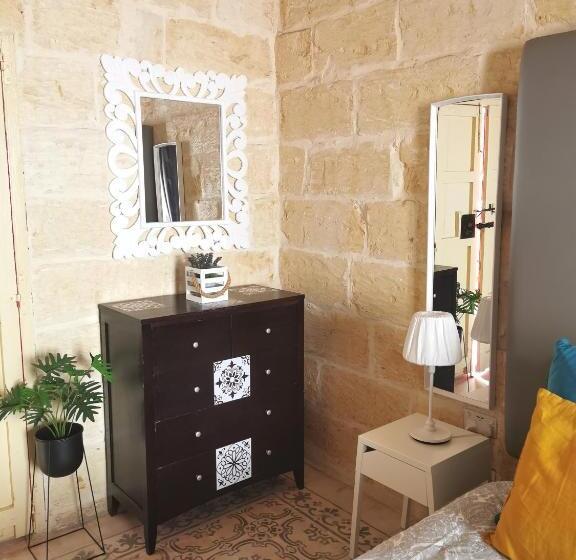 2 Large Ensuite Bedrooms In Boutique Style Farmhouse B&b With Pool