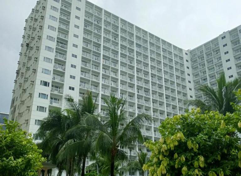 Chillax Condotel Shore Residences