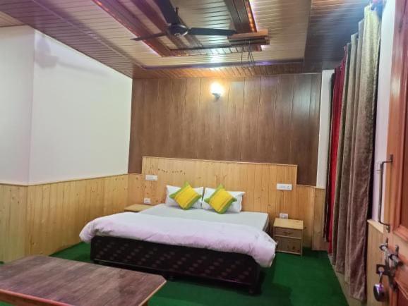 ホテル Adventurous Trips Hp