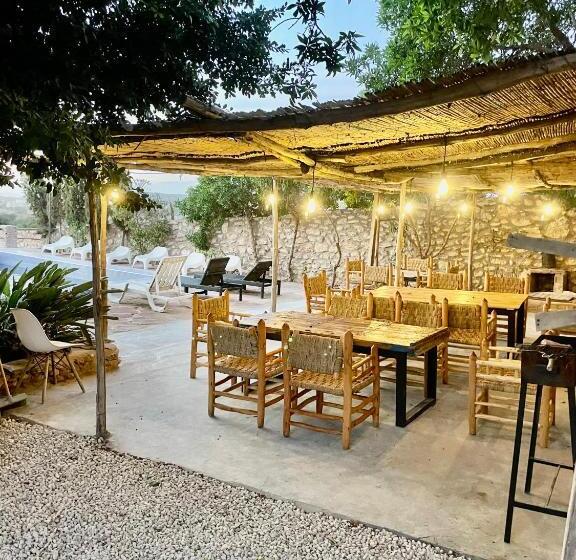 בית מלון כפרי Chill House Surf Camp