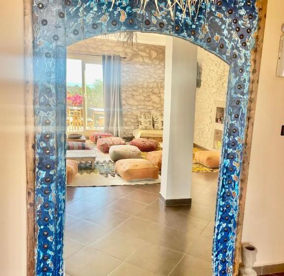 هتل Chill House Surf Camp